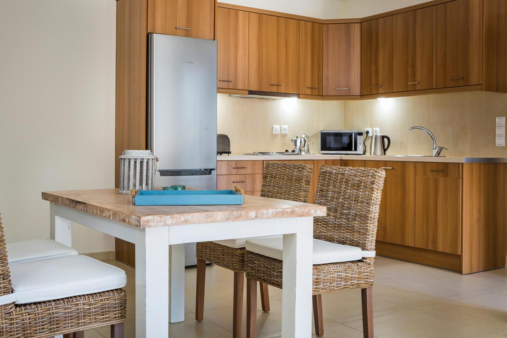 Apartment Lilly, Apartment With Communal Pool, 10 Meters From Sea Сами Экстерьер фото
