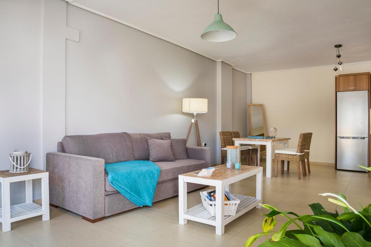 Apartment Lilly, Apartment With Communal Pool, 10 Meters From Sea Сами Экстерьер фото