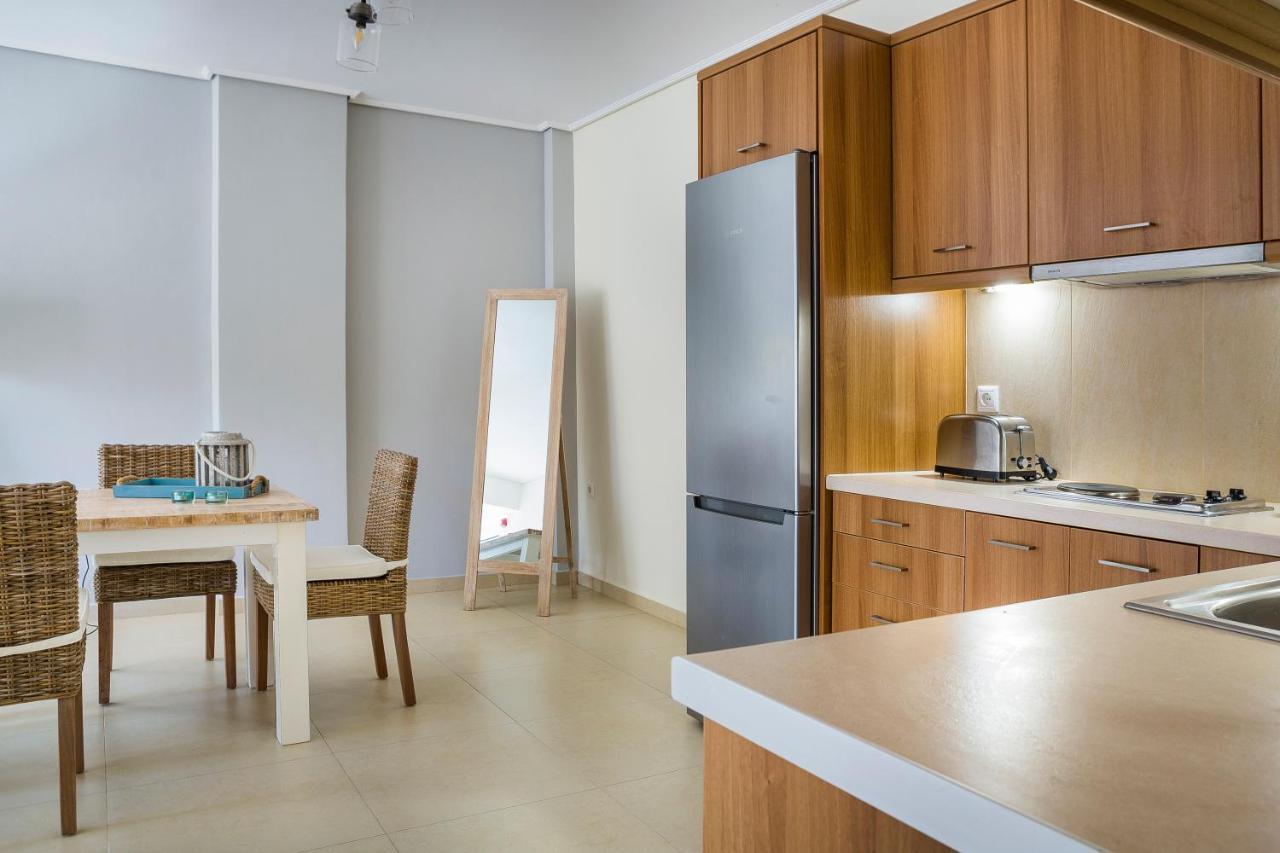 Apartment Lilly, Apartment With Communal Pool, 10 Meters From Sea Сами Экстерьер фото