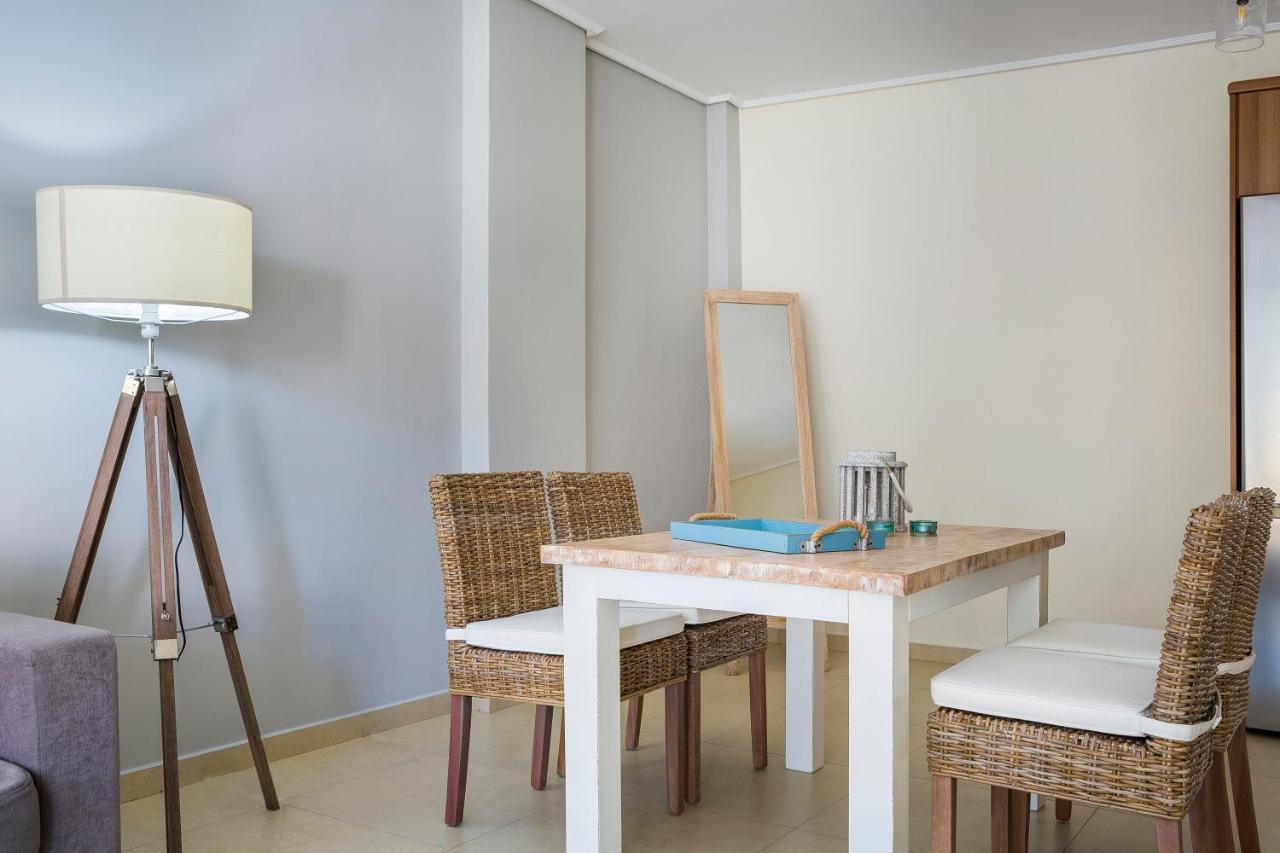 Apartment Lilly, Apartment With Communal Pool, 10 Meters From Sea Сами Экстерьер фото